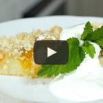 Videorecept: Meruňkový koláč s máslovou drobenkou a levandulí