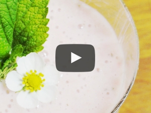 Videorecept: Jahodové smoothie s banánem a meduňkou
