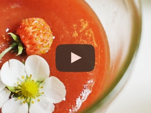 Videorecept: Vanilková panna cotta s rebarborovou omáčkou