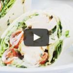 Videorecept: Pšeničná tortilla plněná salátem a grilovaným kuřecím masem