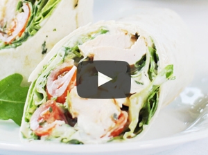Videorecept: Pšeničná tortilla plněná salátem a grilovaným kuřecím masem