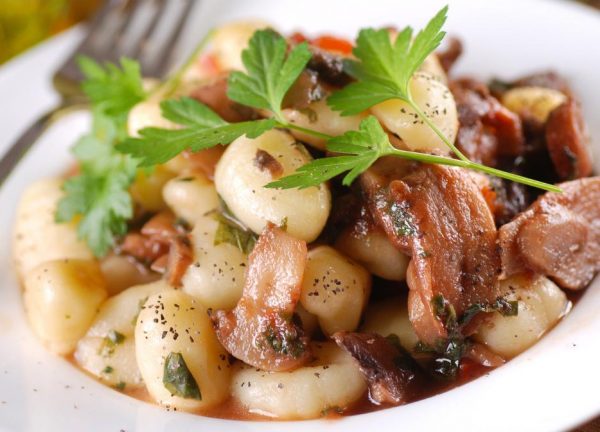 Domácí bramborové gnocchi s restovanými houbami a čerstvým tymiánem