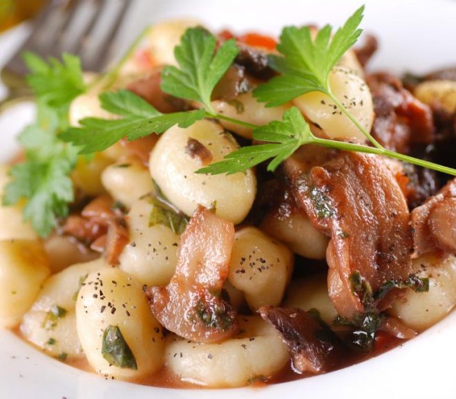 Domácí bramborové gnocchi s restovanými houbami a čerstvým tymiánem