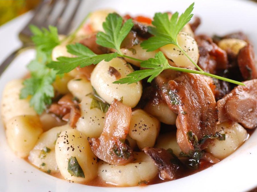 Domácí bramborové gnocchi s restovanými houbami a čerstvým tymiánem