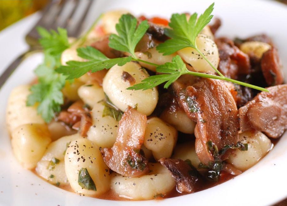 Domácí bramborové gnocchi s restovanými houbami
