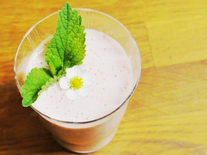 Jahodové smoothie s banánem a meduňkou