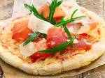 Sýrová mini pizza s prosciuttem a rukolou