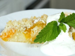 Meruňkový koláč s máslovou drobenkou a levandulí