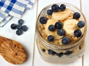 Jogurt s oříškovými müsli a ovocem