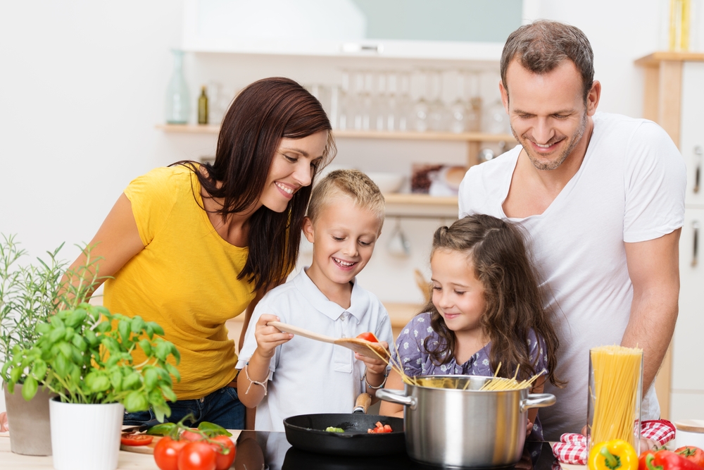 Rodina, děti, příprava, vaření, hrnec, kuchyň