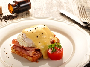 Zastřená vejce na toastu s opečenou šunkou a holandskou omáčkou, vejce Benedikt