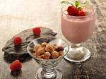 Jogurtový nápoj s malinami, praženými ořechy a müsli