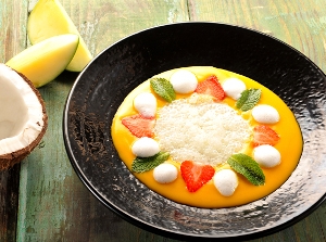 Mangová polévka s tapiokou a kokosovou pěnou
