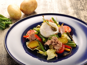 Nicoise – salát s tuňákem, fazolkami, bramborami a zastřeným vejcem