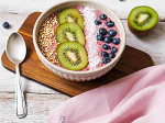 Smoothie bowl s borůvkami a ananasem