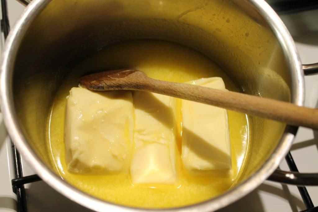 Máslo se postupně rozpouští