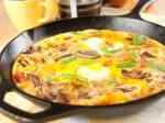 Rychlá omeleta s houbami, bylinky a rajčaty