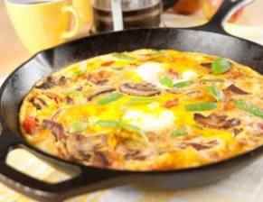 Rychlá omeleta s houbami, bylinky a rajčaty