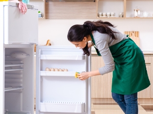 10 tipů, jak ušetřit v kuchyni díky úklidu ledničky a mrazáku