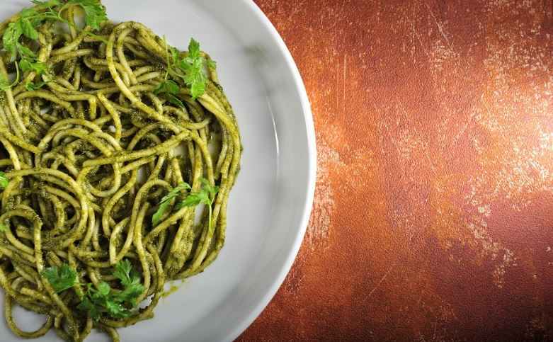 Recept na pesto z mrkvové natě se špagetami podle Igora Chramce