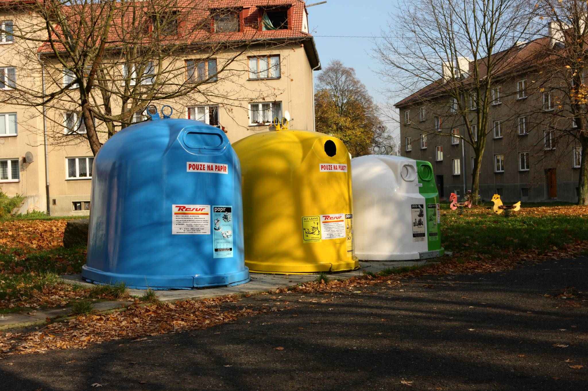 Nepořádek u kontejnerů a popelnic