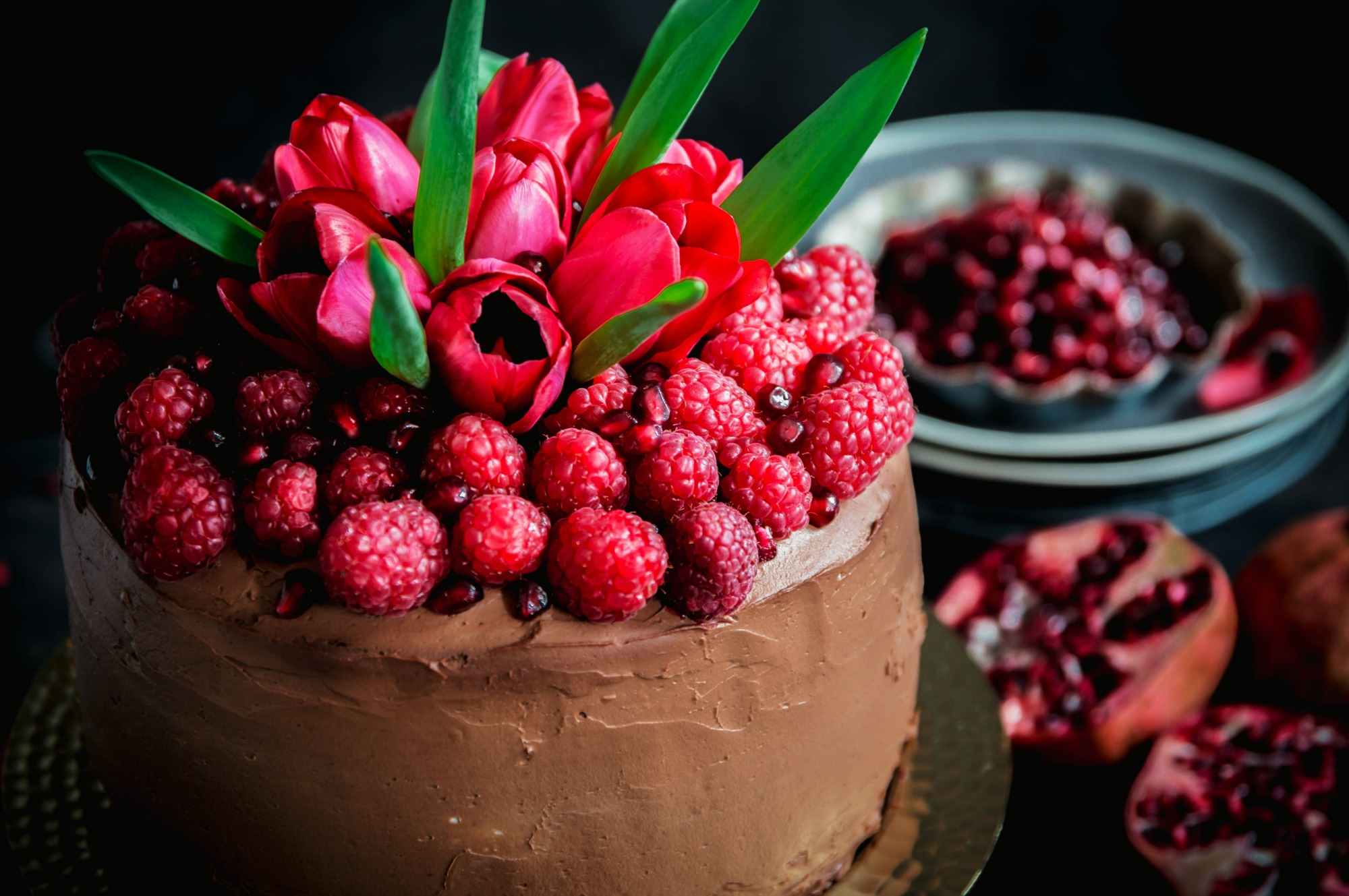Lahodný kefírový dort s čokoládou a malinami