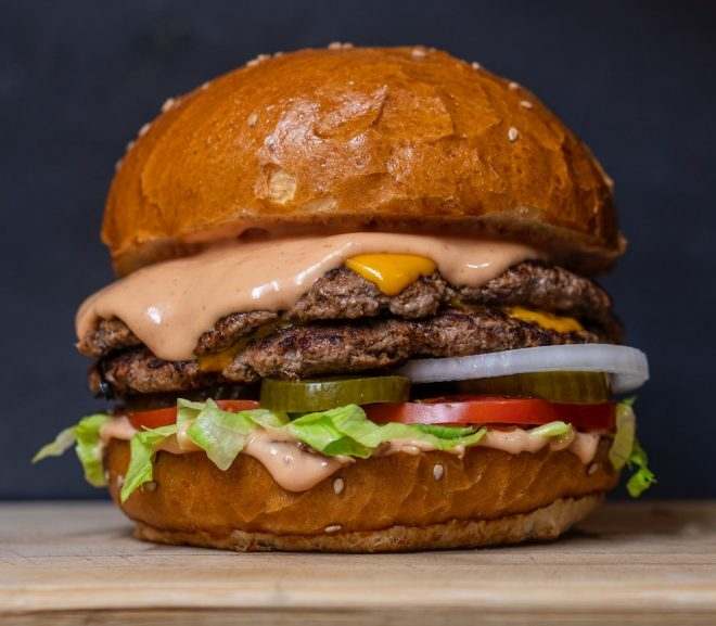 křupavý a šťavnatý domácí hamburger