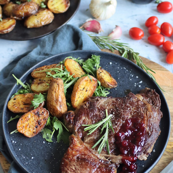 Entrecote s brusinkovou omáčkou a pečenými brambory