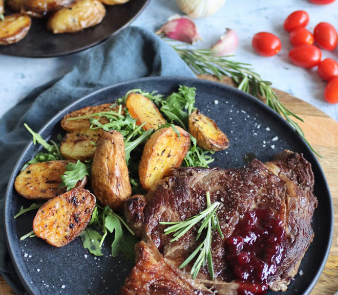 Entrecote s brusinkovou omáčkou a pečenými brambory