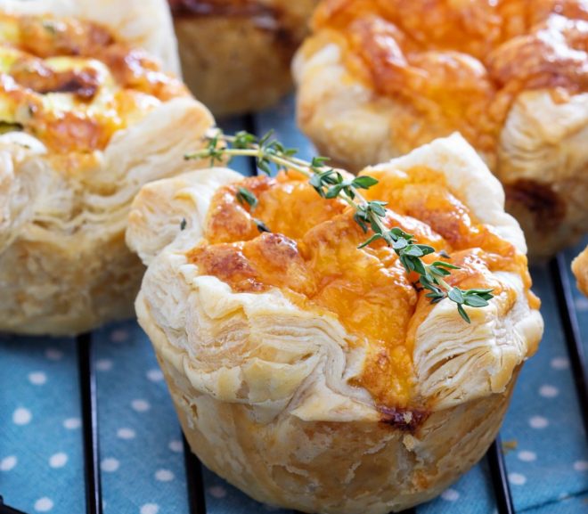 Muffiny s chorizem, čedarem a špenátem