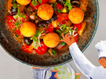 Gurmánské vaření beze zbytku: Rozmarýnové krokety s rajčatovým ragú