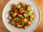 Rajčatový salát Panzanella s ančovičkami a chlebovými krutony