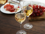 Bílé víno - jak se vyrábí, páruje s jídlem a recept na svařák s ovocem