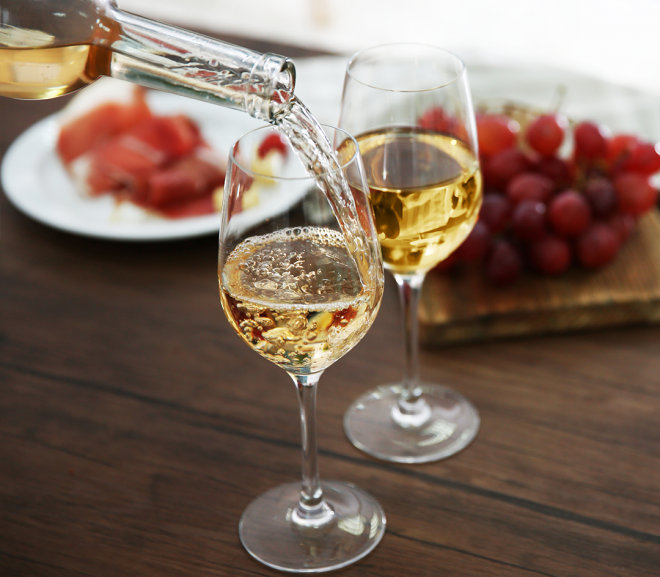 Bílé víno - jak se vyrábí, páruje s jídlem a recept na svařák s ovocem