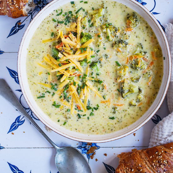 Krémová brokolicová polévka s mrkví a čedarem
