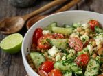 Svěží salát s cizrnou, avokádem, fetou a zeleninou inspirovaný řeckou kuchyní. Ideální lehký oběd nebo rychlá večeře. Recept na Jakvkuchyni.cz.