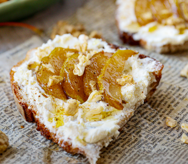 Opečený chléb s čerstvým kozím sýrem, karamelizovanými hruškami, medem a ořechy