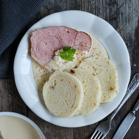 Křenová omáčka s uzeným masem