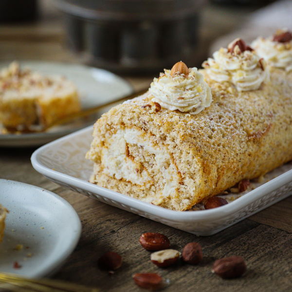 Ořechová roláda s tvarohovou náplní