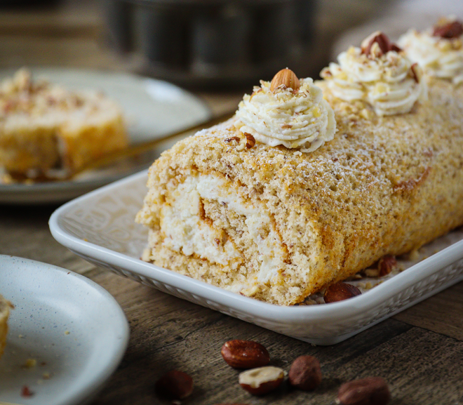 Ořechová roláda s tvarohovou náplní