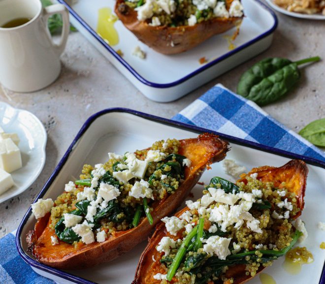 Pečené batáty plněné quinou, špenátem a fetou