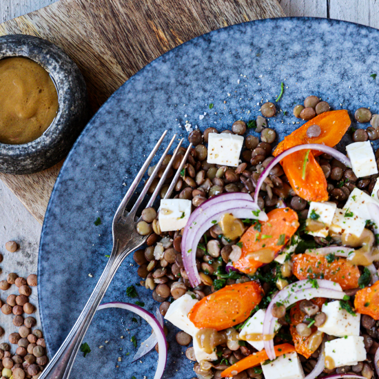 Salát s pečenou mrkví a čočkou