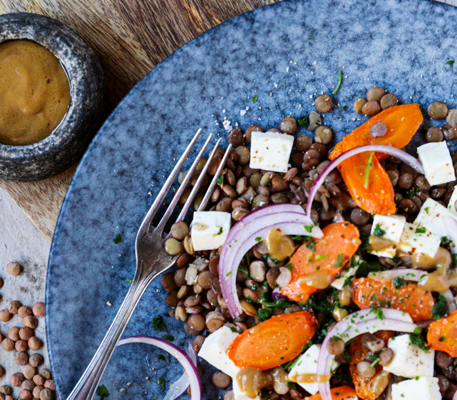 Salát s pečenou mrkví a čočkou