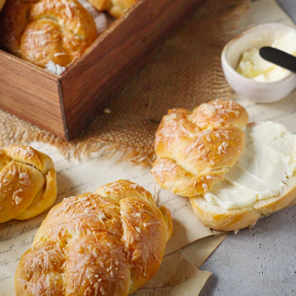 Domácí housky se sýrem