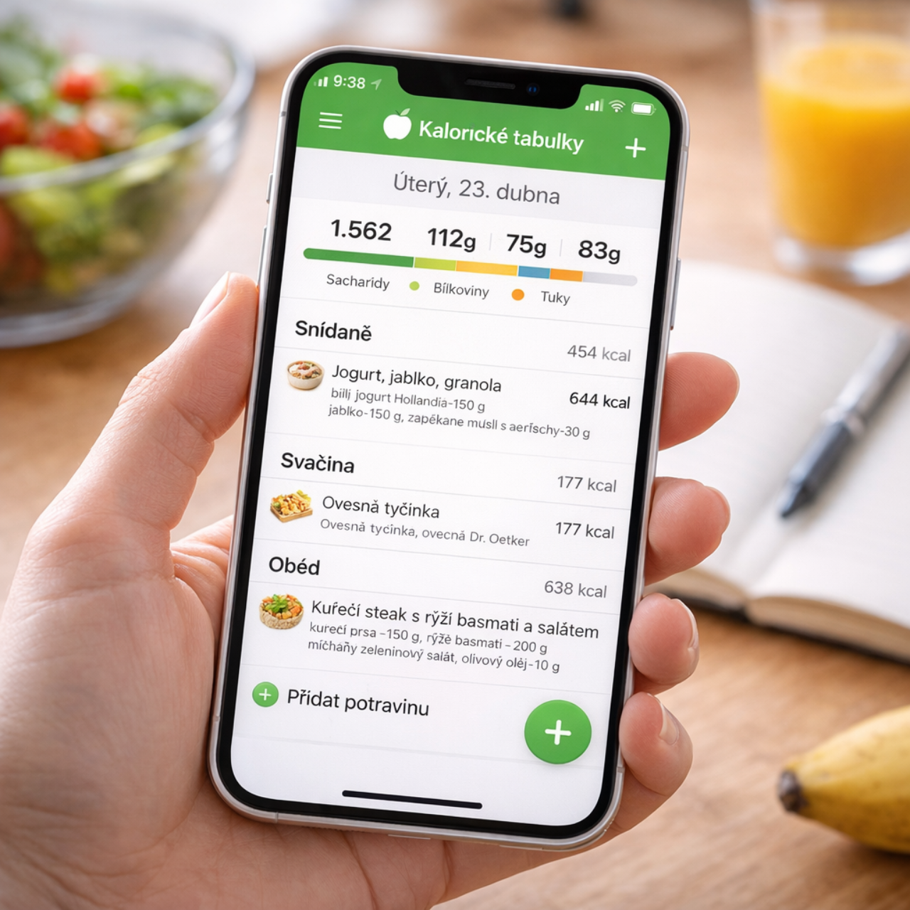 Telefon s aplikací Kalorické tabulky pro sledování jídelníčku a kontrolu denního příjmu kalorií. Kalorické tabulky