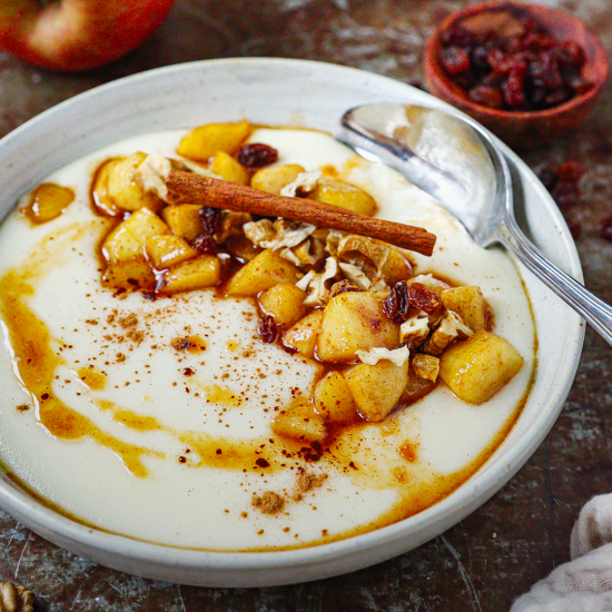 Krupicová kaše s ořechy a karamelizovanými jablky