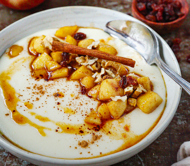 Krupicová kaše s ořechy a karamelizovanými jablky