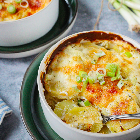 Zapečené brambory se zakysanou smetanou a jarní cibulkou