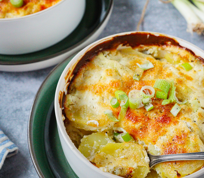 Zapečené brambory se zakysanou smetanou a jarní cibulkou