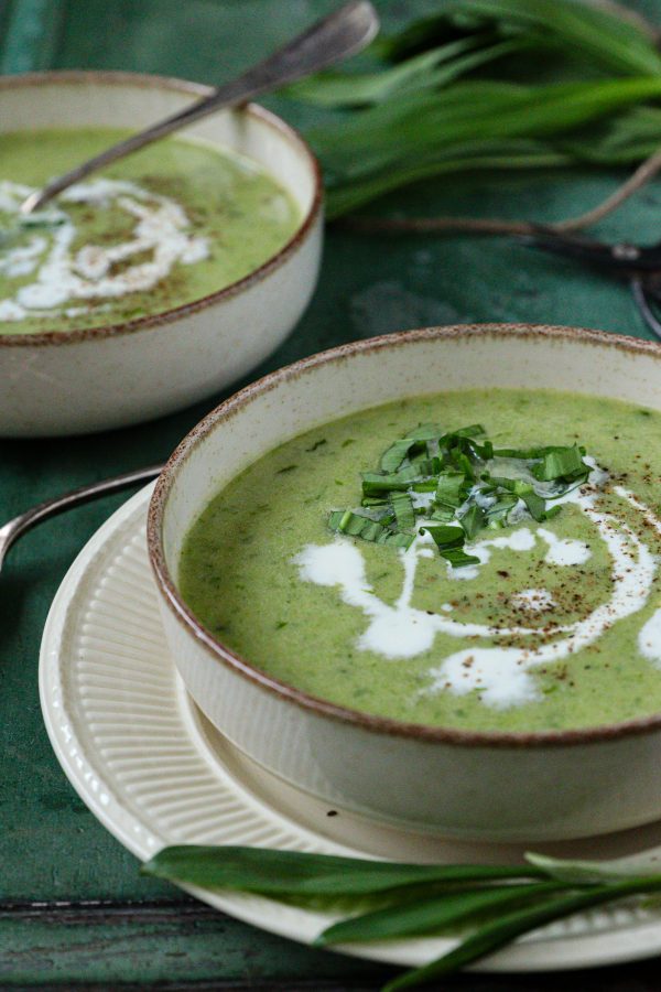 Svěží jarní polévka s medvědím česnekem